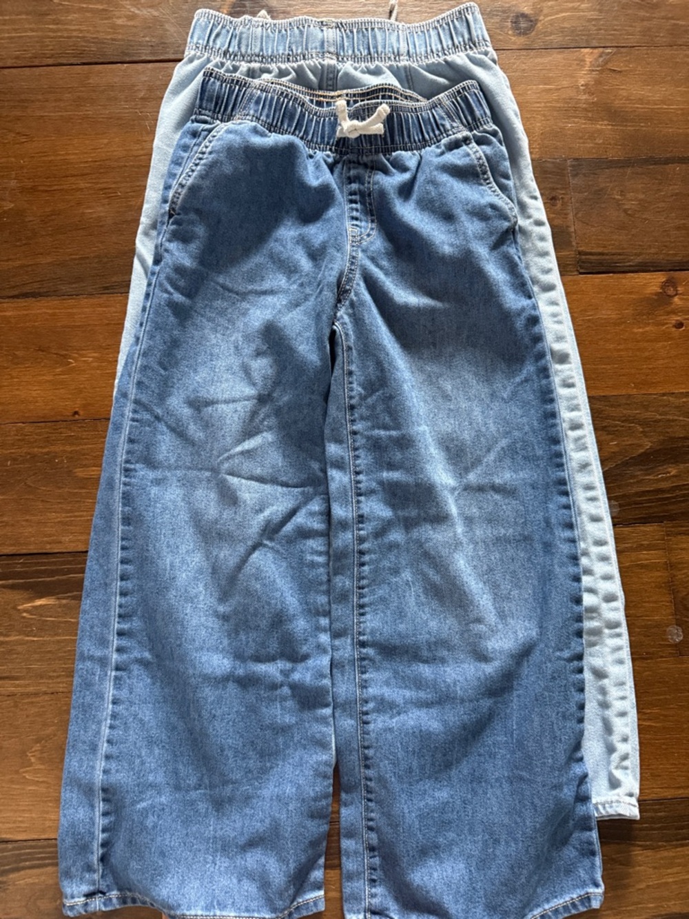 Old Navy Kids Wide-Leg Jeans in Light Blue & Medium Blue - Picture 5 of 7